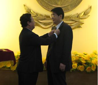 Trao tặng Kỷ niệm chương Vì hòa bình hữu nghị giữa các dân tộc cho Đại sứ Hồ Càn Văn